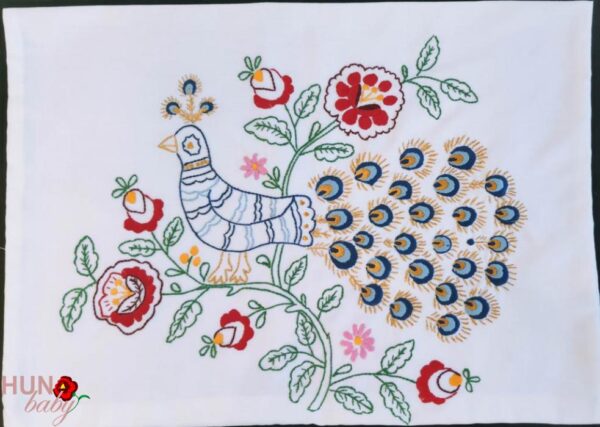 Párna huzat hímzett fehér pávás 58x45 cm