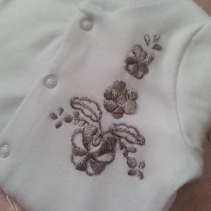 Rugdalózó - Kezeslábas kisfiúknak - kalocsai kézzel hímzett mintával - Virág mintás