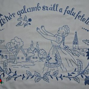 Falvédő hímzett, Fehér galamb száll, kék 85x58 cm