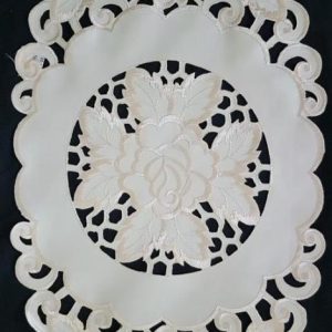 Géppel hímzett terítő drapp rózsás 44x29 cm