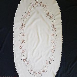 Hímzett drapp nagyfutók luggalt ovális 110x50cm