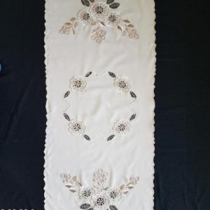 Hímzett drapp riselt nagyfutó 110x45 cm