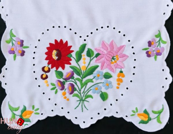 Hímzett futó kalocsai luggalt 85x35 cm