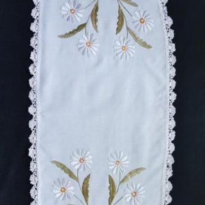 Hímzett margarettás terítő, horgolt 88x38 cm