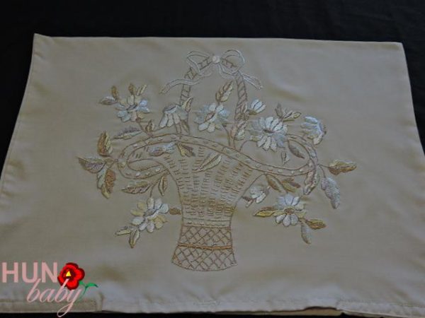 Hímzett párnahuzat drapp kosaras 56 x42 cm