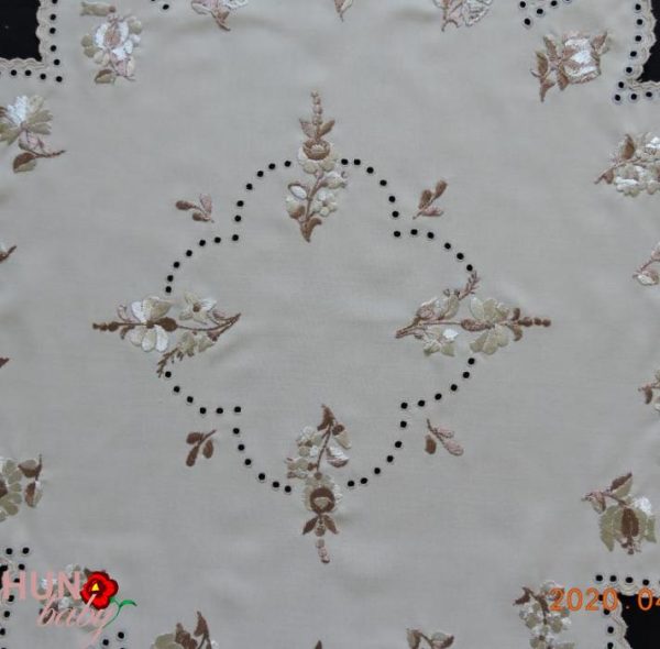 Hímzett terítő drapp kalocsai kör 55cm