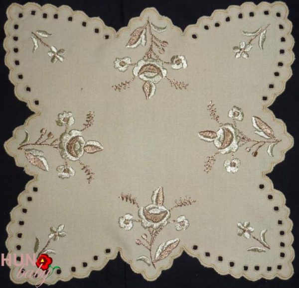 Hímzett terítő drapp kalocsai luggalt 45cm