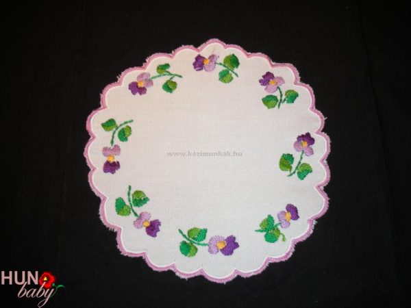Hímzett terítő ibolyás 17 cm kör