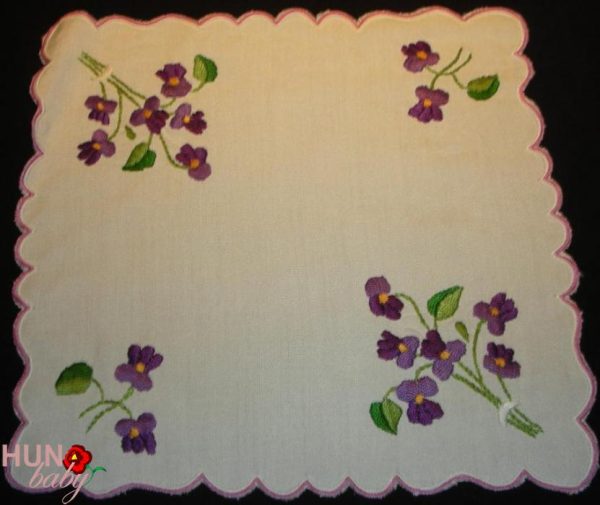 Hímzett terítő ibolyás 25x25 cm