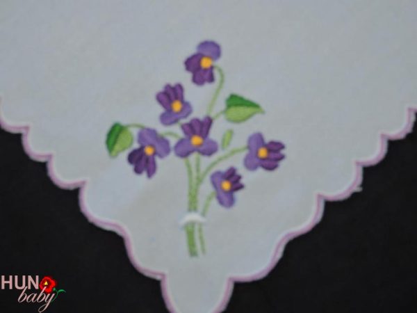 Hímzett terítő ibolyás 26x26 cm