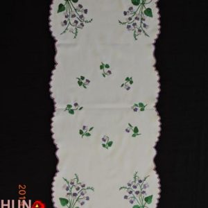 Hímzett terítő ibolyás fehér futó