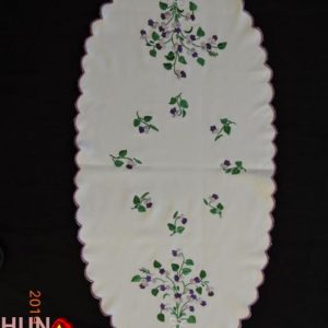 Hímzett terítő ibolyás futó fehér