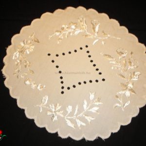 Hímzett terítő kalocsai fehér hímzéssel kör 25 cm