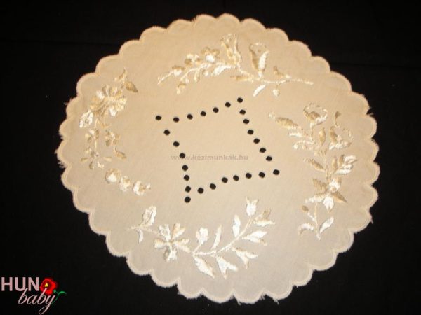 Hímzett terítő kalocsai fehér hímzéssel kör 25 cm
