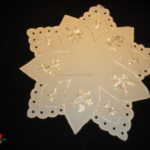 Hímzett terítő kalocsai fehér hímzéssel kör 30 cm