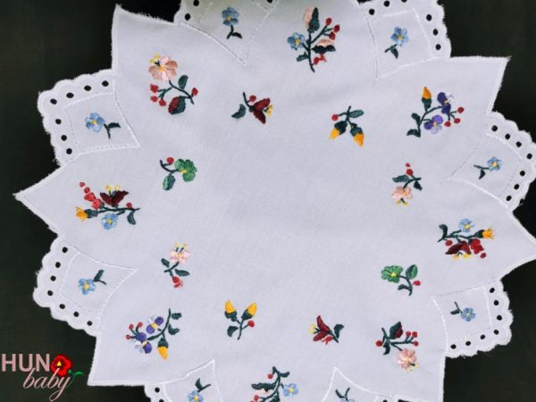Hímzett terítő kalocsai fehér kör 45 cm