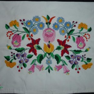 Párna előnyomott kalocsai fehér 58x45 cm