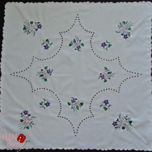 Hímzett terítő ibolyás luggalt 85x85 cm