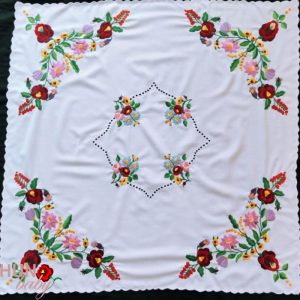 Hímzett terítő kalocsai luggalt 85x85 cm