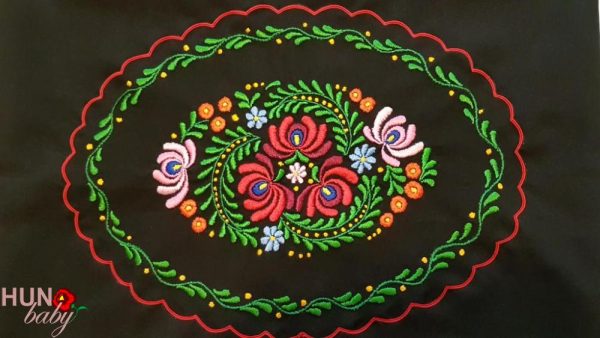 Előnyomott matyó terítő fekete szegett 30x43 cm