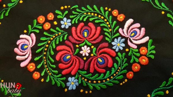 Előnyomott matyó terítő fekete szegett 30x43 cm