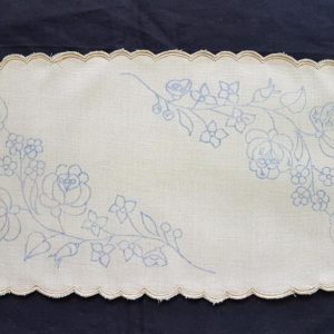 Előnyomott szegett kalocsai drapp 38x18 cm