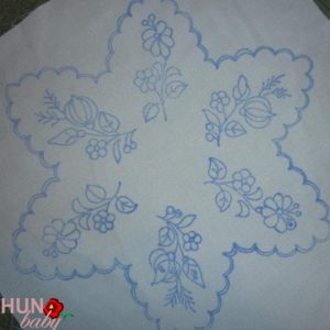 Előnyomott terítő szegetlen fehér kalocsai 26 cm