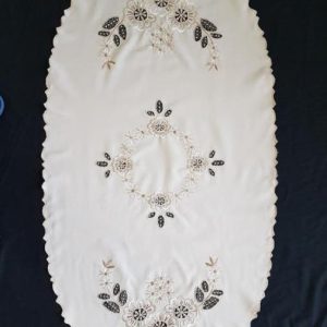 Hímzett drapp riselt nagyfutó ovál 110x50 cm