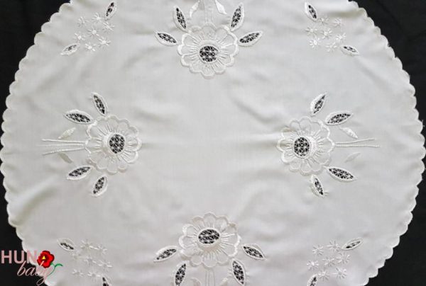 Hímzett terítő fehér komlói riselt kör 65 cm