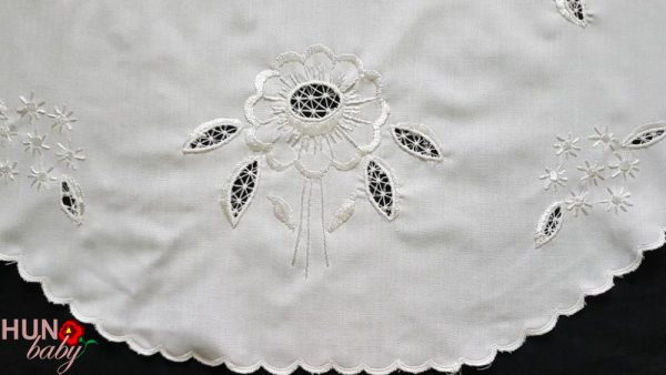 Hímzett terítő fehér komlói riselt kör 65 cm
