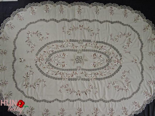 Hímzett terítő ovál riselt, drapp 200x140 cm
