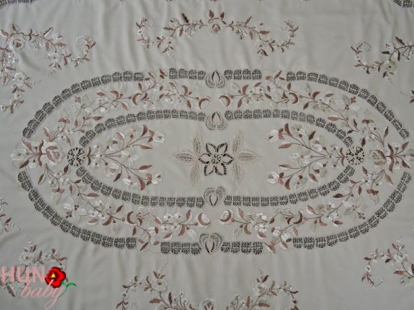 Hímzett terítő ovál riselt, drapp 200x140 cm