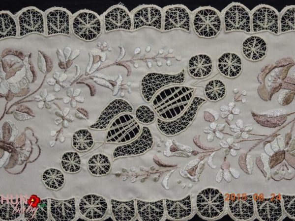 Riselt terítő drapp kalocsai 66x25 cm